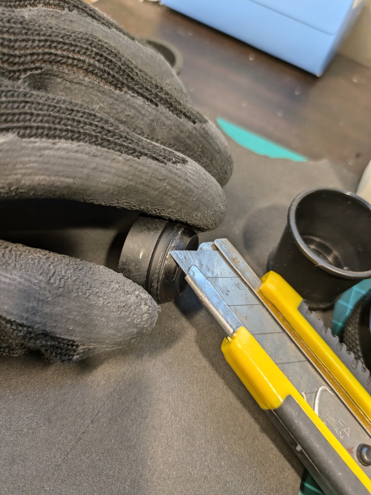 Lifting the crimped rim of the cell with a utility knife blade