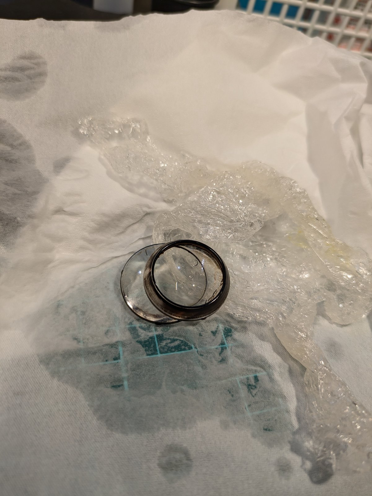 The two elements apart, next to the cling film and a wet paper towel